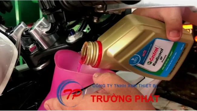 Thay nước làm mát định kì